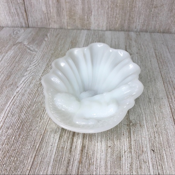 Vintage Avon Milk Glass Cherub on a Shell Dish - Picture 8 of 16